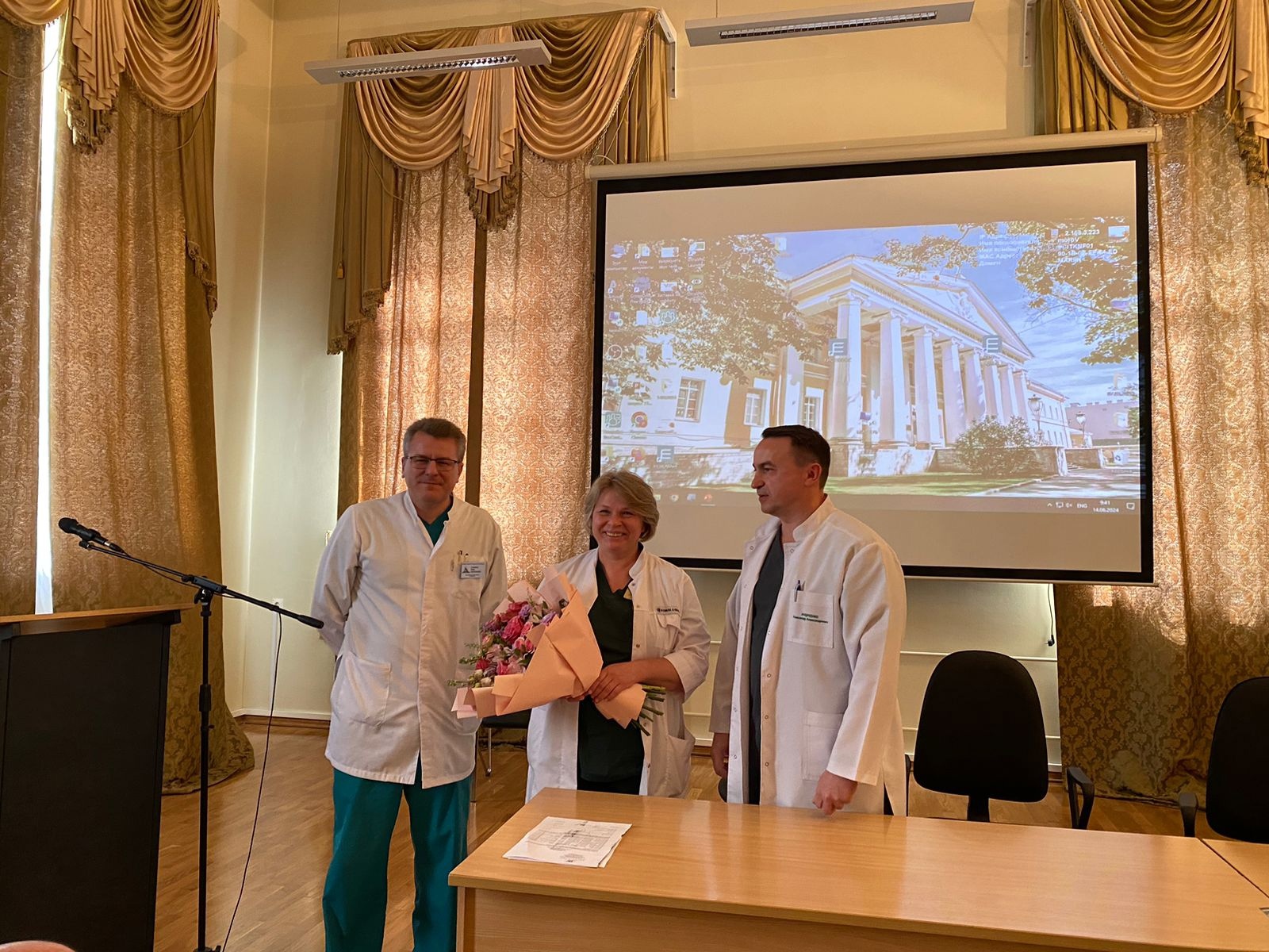 Сегодня на праздничной конференции коллектив Мариинской больницы поздравил сотрудников с присвоением Государственных званий и наград