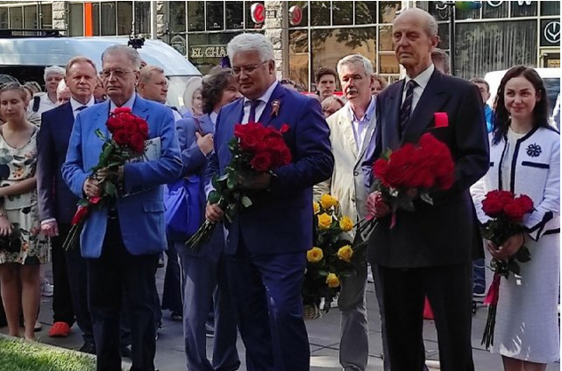 АиФ: В церемонии открытия и освящения памятника попечителю принял участие потомок выдающегося Петербургского мецената герцог Гуно фон Ольденбург.