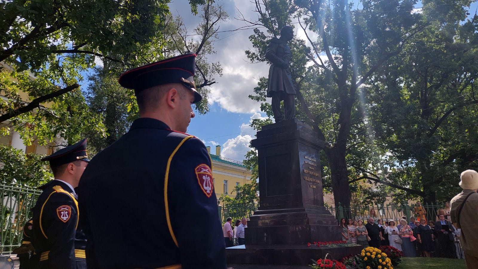 У Мариинской больницы открыли воссозданный памятник принцу Петру Ольденбургскому