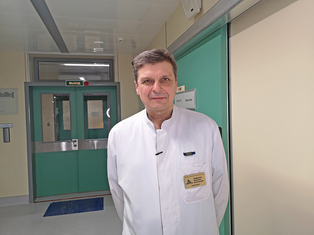 Главный врач Мариинской больницы поздравил коллег с Днем хирурга