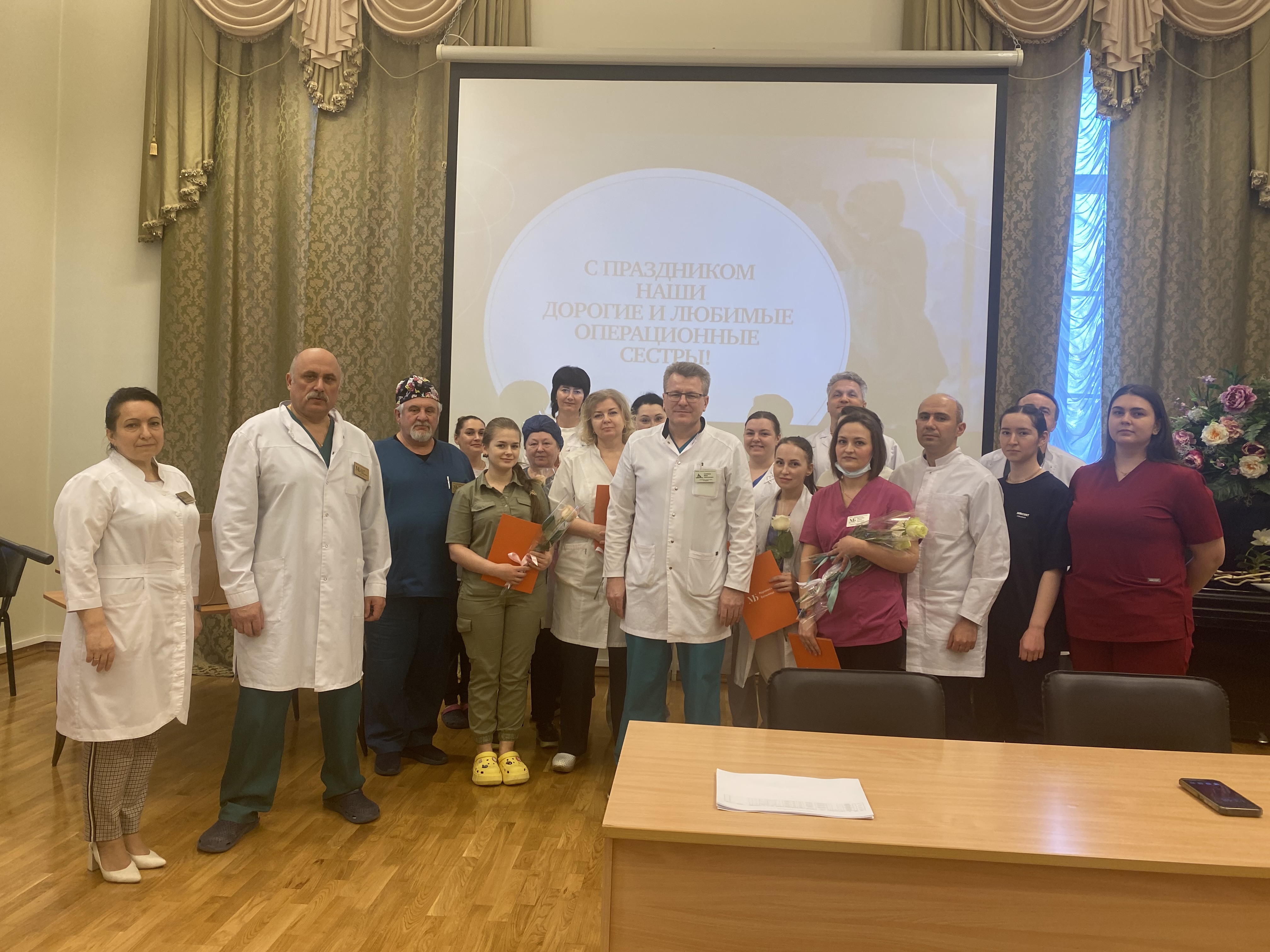 Лучших операционных медсестер Мариинской больницы наградили по случаю профессионального праздника