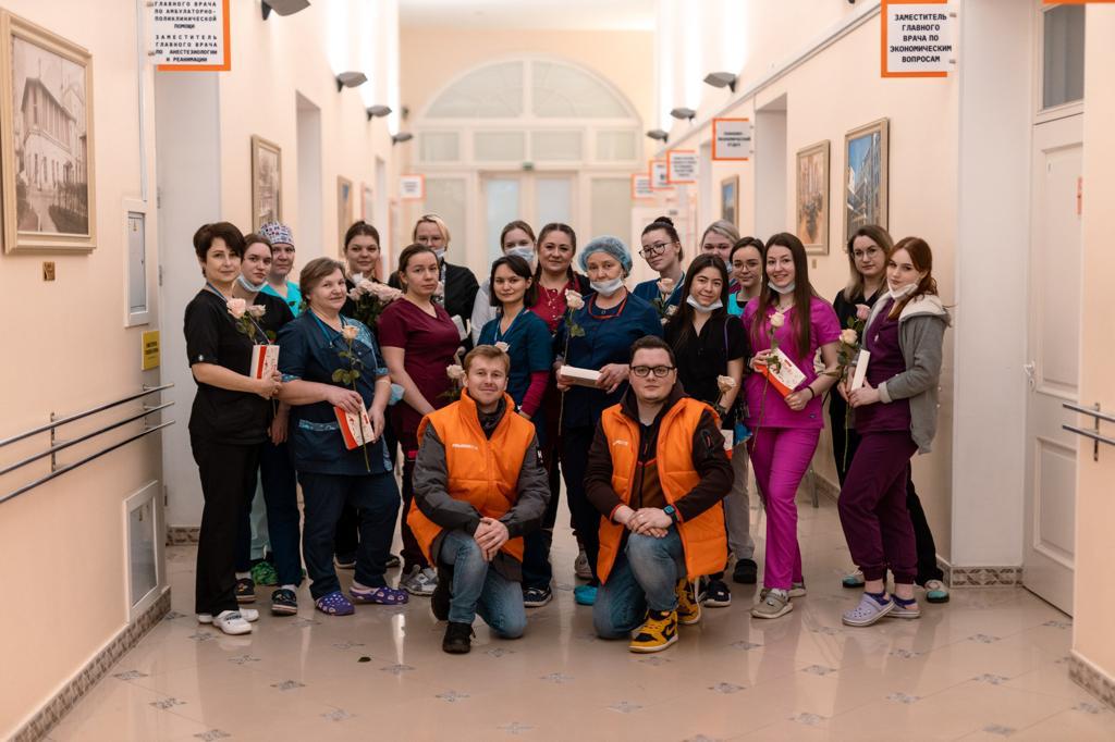 Волонтёры поздравили прекрасных сотрудниц Мариинской больницы с праздником