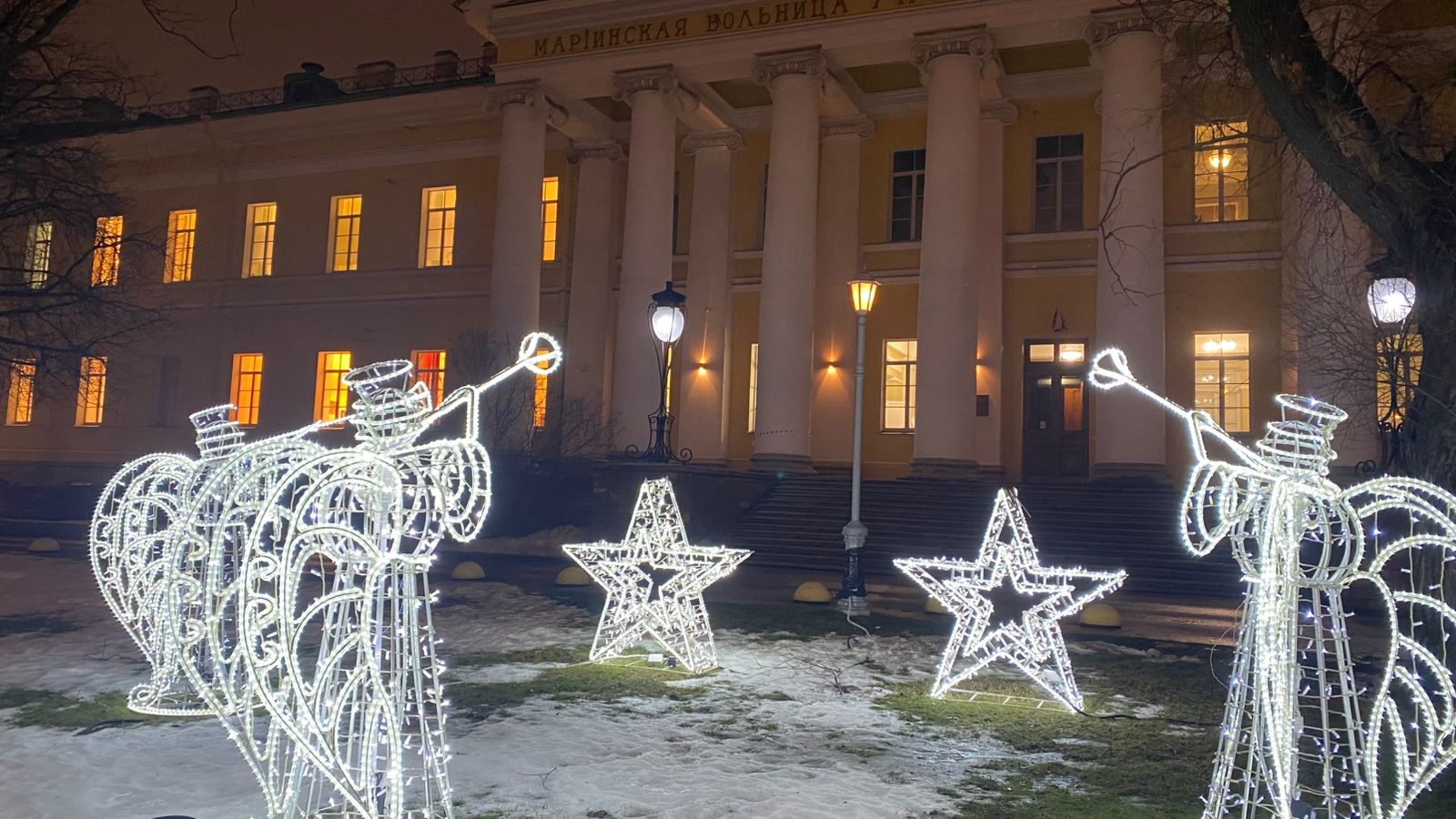 СЧквер у Мариинской больницы заискрился яркими огнями