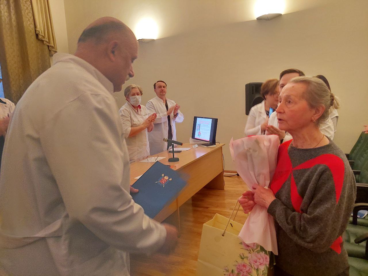 В Мариинской больнице поздравили сотрудницу – жительницу блокадного Ленинграда – с наступающим праздником
