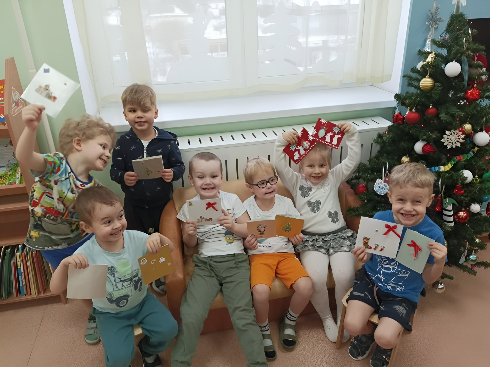 Малыши поздравили открытками пациентов кардиологического профиля с Новым годом