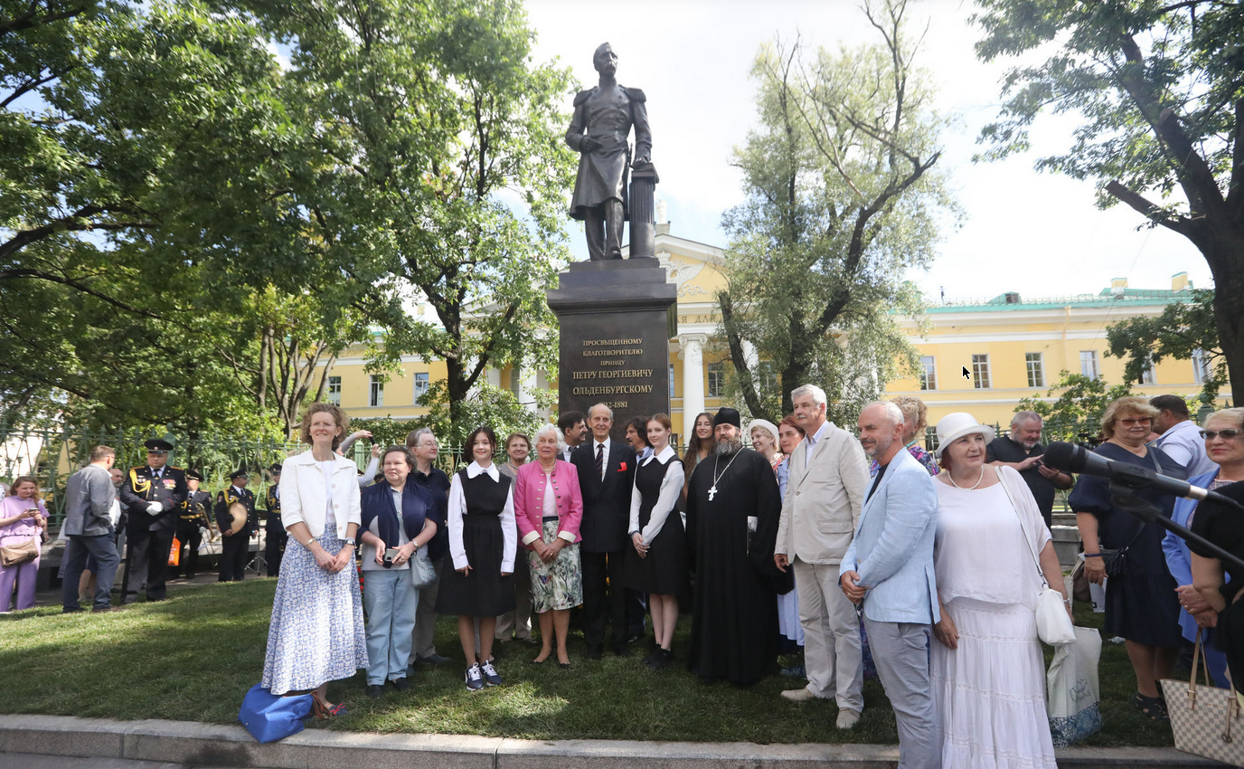 «Поставить памятник в центре города было практически невозможно»: на Литейном открыли памятник герцогу Ольденбургскому